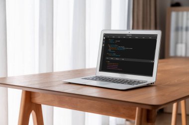 Model uygulama ve program kodlaması için bilgisayar ekranında yazılım geliştirme programlama