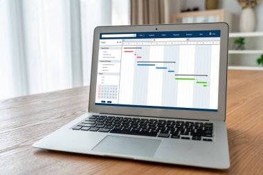 Ekip projesinin zaman çizelgesini gösteren bilgisayar ekranında, modern iş projesi yönetimi için proje planlama yazılımı