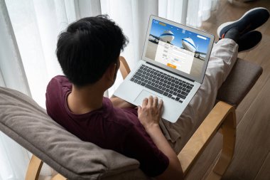 Online uçuş rezervasyon sitesi mod rezervasyon sistemi sağlar. Seyahat teknolojisi kavramı .