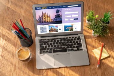 Model arama ve seyahat planlama için internet sitesi uçuş, otel ve tur rezervasyonları için anlaşma ve paket sunuyor