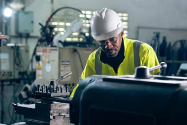 Fabrika işçisi ya da mühendis usta imalat atölyesinde makine işi yapıyor. Endüstriyel insanlar ve üretim konsepti .