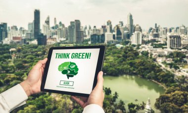 Çevre tasarrufu ve ESG iş konsepti için yeşil iş dönüşümü. İşadamı, çevre dostu yönetime ve alternatif temiz enerji kullanımına yönelik kurumsal bir hedef belirlemek için tablet kullanıyor.