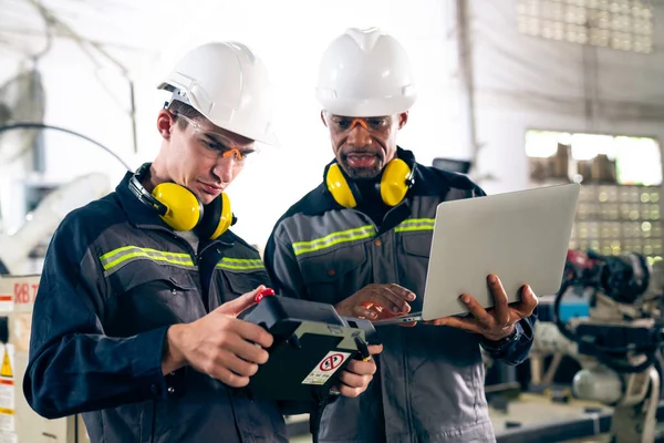 Gruppo Operai Fabbrica Che Utilizzano Macchinari Qualificati Officina Concetto Industriale — Foto Stock