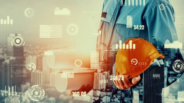 Gelecekteki bina inşaatı ve HUD hologram grafik tasarımı ile yaratıcı mühendislik projesi konsepti. İnşaat mühendisi, mimar ya da inşaat işçisi modern sivil teknoloji ile çalışıyor..