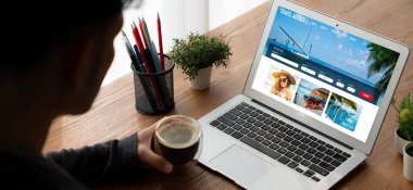 Model arama ve seyahat planlama için internet sitesi uçuş, otel ve tur rezervasyonları için anlaşma ve paket sunuyor