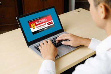 Bilgisayar ekranındaki virüs uyarısı mobil siber tehdit, hacker, bilgisayar virüsü ve kötü amaçlı yazılım tespit edildi