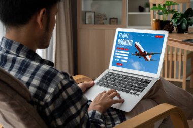 Online uçuş rezervasyon sitesi mod rezervasyon sistemi sağlar. Seyahat teknolojisi kavramı .