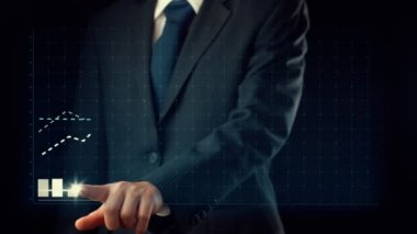 İşadamı, ticari kar artışının gelecekteki hedefe arttığını gösteren imalı bir tablo çizdi. Şirket işlerinin yükselmesi için mükemmel bir mali durum. Finans ve para teknolojisi .