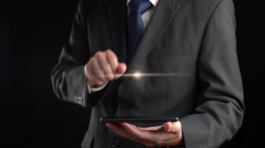 İş adamı küresel ağ iletişim imalı teknolojisinin hologramını gösterdi. Sanal artırılmış gerçeklik, geleceksel HUD oluşturmak için 3 boyutlu görüntüleme ve animasyon ile oluşturulmuştur. .