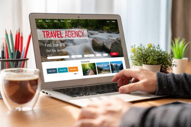 Model arama ve seyahat planlama için internet sitesi uçuş, otel ve tur rezervasyonları için anlaşma ve paket sunuyor