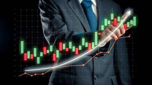 ビジネスマンは将来の目標に増加するビジネスの利益の成長を示す財政の魅力的なグラフを描く 企業経営の財務状況は改善しています 金融技術 — ストック写真