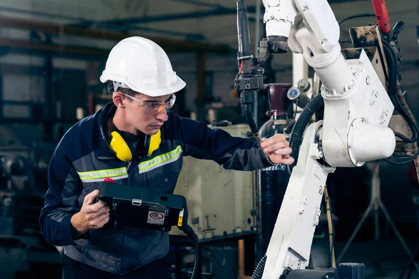 Fiatal Gyári Munkás Aki Robotkarokkal Dolgozik Egy Műhelyben Ipari Robot — Stock Fotó