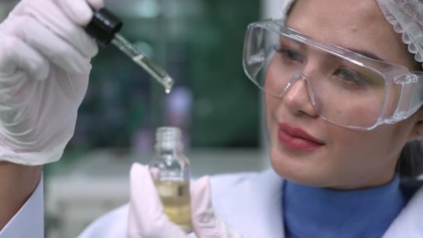 Gli Scienziati Testano Prodotto Base Olio Canapa Cbd Nel Laboratorio — Video Stock