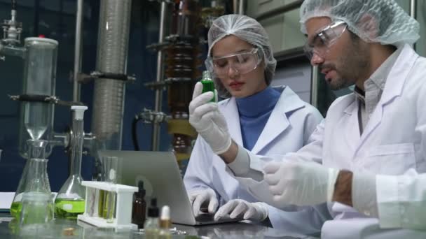 Zwei Wissenschaftler Uniform Arbeiten Heilenden Labor Für Chemische Und Biomedizinische — Stockvideo