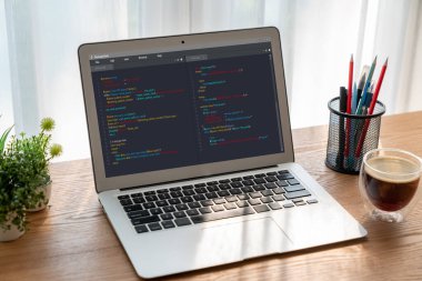 Model uygulama ve program kodlaması için bilgisayar ekranında yazılım geliştirme programlama