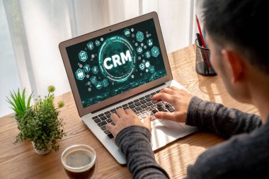 CRM işletme ve işletme için modern bilgisayarda müşteri ilişkileri yönetim sistemi