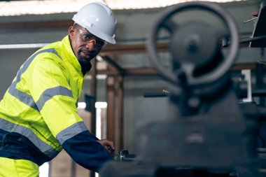 Fabrika işçisi ya da mühendis usta imalat atölyesinde makine işi yapıyor. Endüstriyel insanlar ve üretim konsepti .