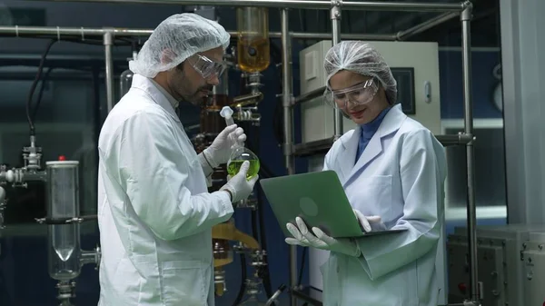 Dva Vědec Profesionální Uniformě Pracující Laboratoři Pro Chemické Biomedicínské Experimenty — Stock fotografie
