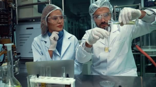 Dwóch Naukowców Profesjonalnych Mundurach Pracujących Laboratorium Leczniczym Eksperymentów Chemicznych Biomedycznych — Wideo stockowe
