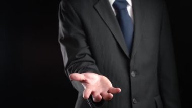 İşadamı robot sanayi devriminin ima edici teknolojisinin hologramını gösterdi. Sanal artırılmış gerçeklik, geleceksel HUD oluşturmak için 3 boyutlu görüntüleme ve animasyon ile oluşturulmuştur. .