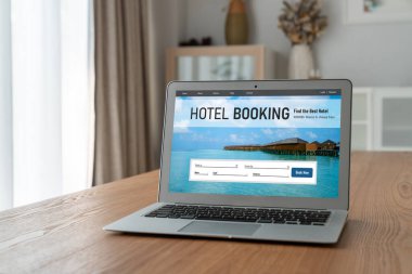 Çevrimiçi otel konaklama rezervasyon sitesi mod rezervasyon sistemi sağlar. Seyahat teknolojisi kavramı .