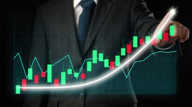 İşadamı, ticari kar artışının gelecekteki hedefe arttığını gösteren imalı bir tablo çizdi. Şirket işlerinin yükselmesi için mükemmel bir mali durum. Finans ve para teknolojisi .