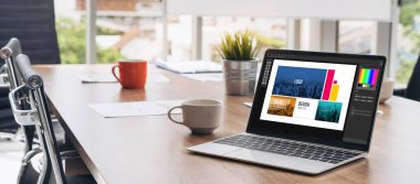 Web sayfasının modern tasarımı ve bilgisayar ekranında gösterilen ticari reklamlar için grafiksel tasarımcı yazılımı