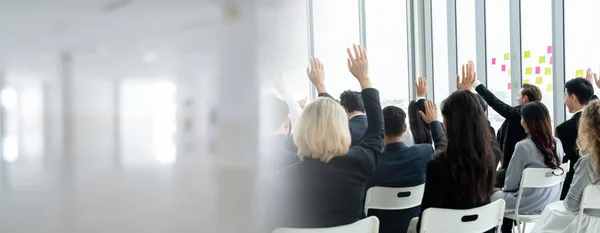 Groep Van Zakenmensen Vergaderen Een Seminar Conferentie Verbreden Uitzicht Publiek — Stockfoto