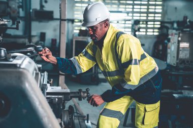 Fabrika işçisi ya da mühendis usta imalat atölyesinde makine işi yapıyor. Endüstriyel insanlar ve üretim konsepti .