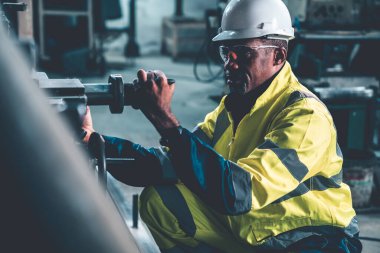 Fabrika işçisi ya da mühendis usta imalat atölyesinde makine işi yapıyor. Endüstriyel insanlar ve üretim konsepti .