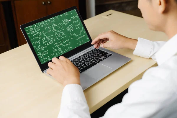 科学と教育の概念を示すコンピュータ画面上の数学方程式とモード式 — ストック写真