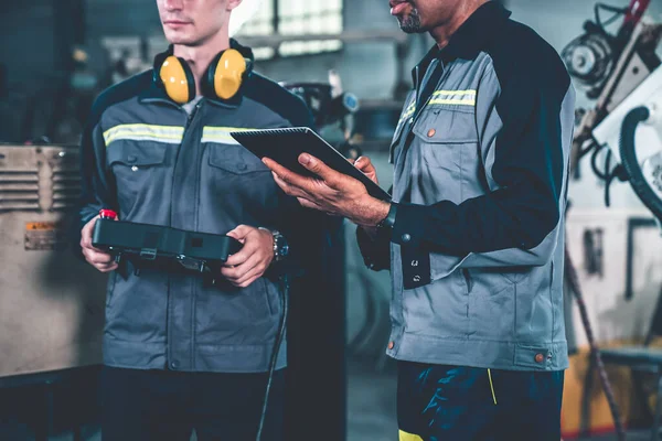 Grupo Trabalhadores Trabalho Fábrica Usando Equipamento Máquina Adepto Uma Oficina — Fotografia de Stock