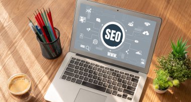 Model e-ticaret için SEO arama motoru optimizasyonu ve bilgisayar ekranında gösterilen çevrimiçi perakende işi