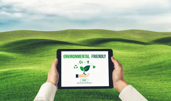 Zöld Üzleti Átalakulás Környezetvédelemért Esg Üzleti Koncepcióért Üzletember Táblagépet Használ — Stock Fotó