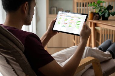 Ekip projesinin zaman çizelgesini gösteren bilgisayar ekranında, modern iş projesi yönetimi için proje planlama yazılımı