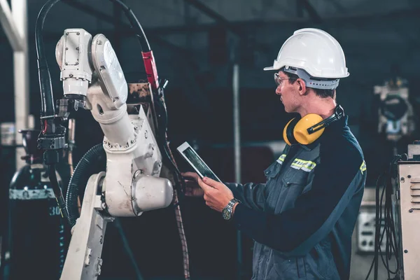 Jeune Ouvrier Usine Travaillant Avec Bras Robotisé Compétent Dans Atelier — Photo