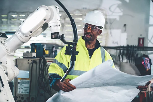 Ouvrier Usine Afro Américain Travaillant Avec Bras Robotisé Compétent Dans — Photo