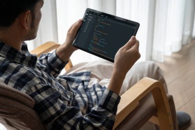 Model uygulama ve program kodlaması için bilgisayar ekranında yazılım geliştirme programlama