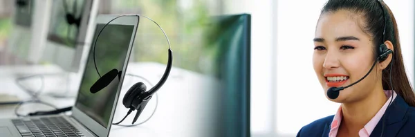 Ofiste Çalışan Kulaklık Takan Işadamları Uzak Müşteri Veya Meslektaşlarını Desteklemek — Stok fotoğraf