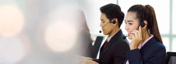 Geschäftsleute Mit Headset Arbeiten Büro Erweiterten Blickfeld Entfernte Kunden Oder — Stockfoto