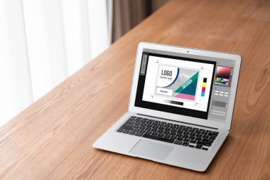 Web sayfasının modern tasarımı ve bilgisayar ekranında gösterilen ticari reklamlar için grafiksel tasarımcı yazılımı