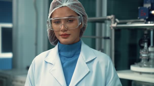 Retrato Uma Mulher Cientista Uniformizada Trabalhando Laboratório Curativo Para Experimentos — Vídeo de Stock