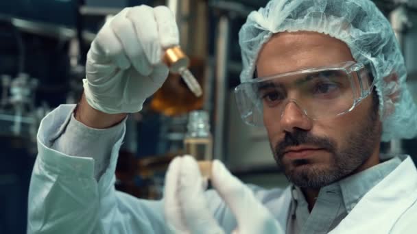 Науковці Тестують Продукт Cbd Hemp Нафти Цілющій Cbd Лабораторії Олія — стокове відео