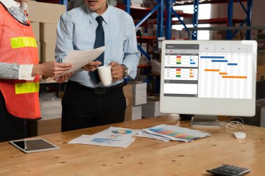 Ekip projesinin zaman çizelgesini gösteren bilgisayar ekranında, modern iş projesi yönetimi için proje planlama yazılımı