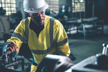 Fabrika işçisi ya da mühendis usta imalat atölyesinde makine işi yapıyor. Endüstriyel insanlar ve üretim konsepti .