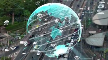 Geleceğin trafik kontrolü için akıllı ulaşım teknolojisi değiştirme konsepti. Sanal akıllı sistem sürücü için şehir caddesindeki araç verilerini bağlamak için sürüş bilgisi analizi yapıyor .