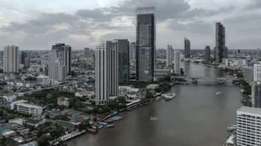 İş verileri analitik arayüzü akıllı şehrin üzerinde uçuyor ve iş zekasının geleceğini değiştiriyor. Stratejik plan için büyük verileri analiz etmek için bilgisayar yazılımı ve yapay zeka kullanılır .