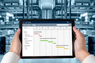 Ekip projesinin zaman çizelgesini gösteren bilgisayar ekranında, modern iş projesi yönetimi için proje planlama yazılımı