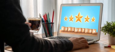 Pazarlama stratejisi planlaması için modem yazılım bilgisayarında müşteri memnuniyeti ve değerlendirme analizi