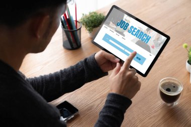 Çalışanların işe alım İnternet ağındaki iş fırsatlarını araması için mod web sitesinde online iş araması